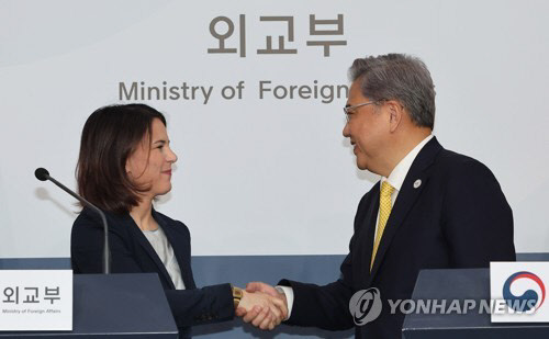 박진 외교부 장관과 안나레나 배어복 독일 외무장관이 15일 서울 외교부 청사에서 열린 한-독일 외교장관 전략대화 공동기자회견을 마치고 악수하고 있다. 연합뉴스